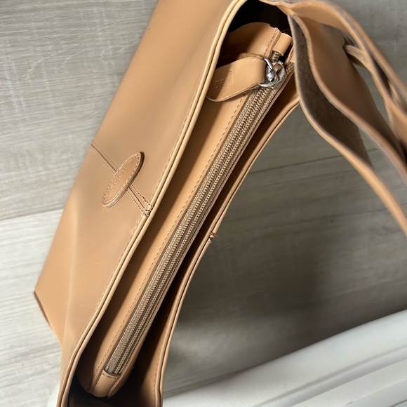 Tods 🤎 Classic luggage color shoulder bag -Very good condition!! 💯% authentic - Picture 7 of 13